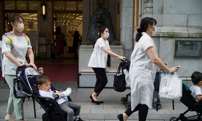 도쿄의 한 백화점 앞에서 여성들이 유모차를 끌고 지나가고 있다. ⓒAP/뉴시스