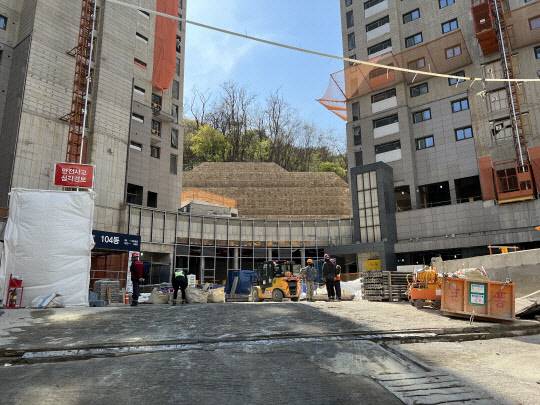 서울의 한 아파트 건설현장 모습. <디지털타임스 DB>