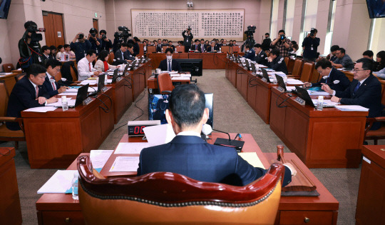 김도읍 법사위원장이 7일 국회에서 열린 법제사법위원회 전체회의에서 의사봉을 두드리고 있다. 연합뉴스.