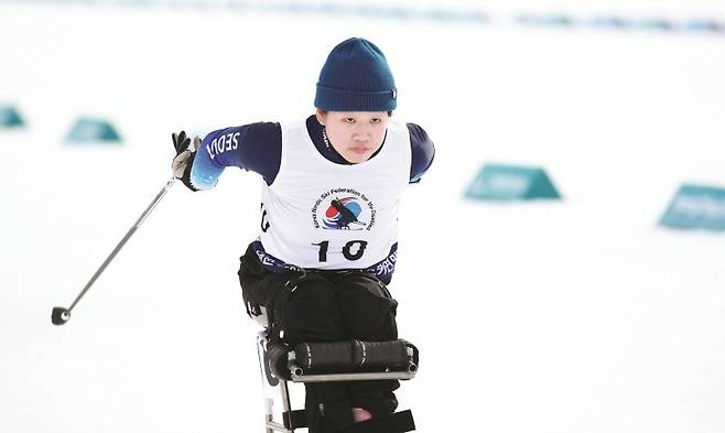 지난 2월 열린 제12회 장애인 동계전국체전에서 파라노르딕스키 종목에 출전해 금메달을 수확한 김윤지. 대한장애인체육회 제공