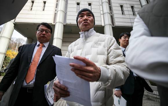 서해 피격 공무원 유족 이래진 씨가 24일 서울 서초구 서울중앙지방법원에서 열린 서해 공무원 피격 사건 관련 1차 공판에 앞서 입장을 밝히고 있다. [사진=뉴시스]