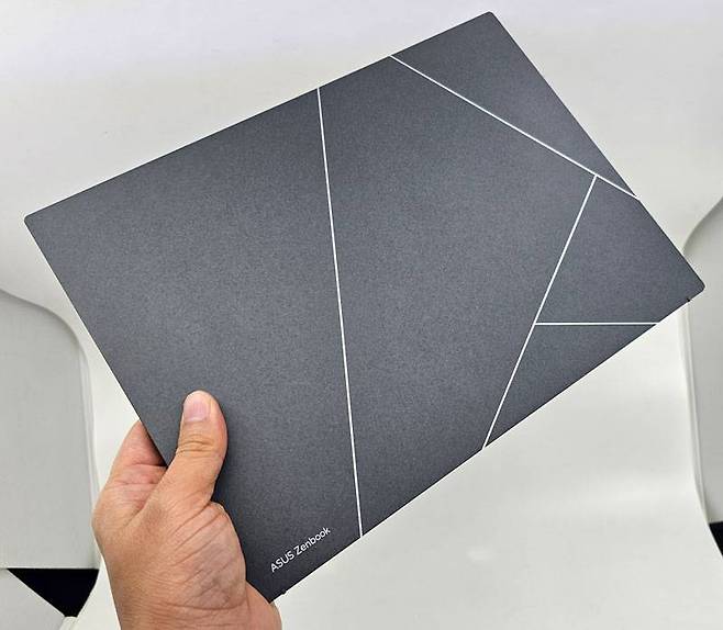 1kg의 가벼운 무게, 독특한 촉감의 상판 재질이 매력적이다 / 출처=IT동아