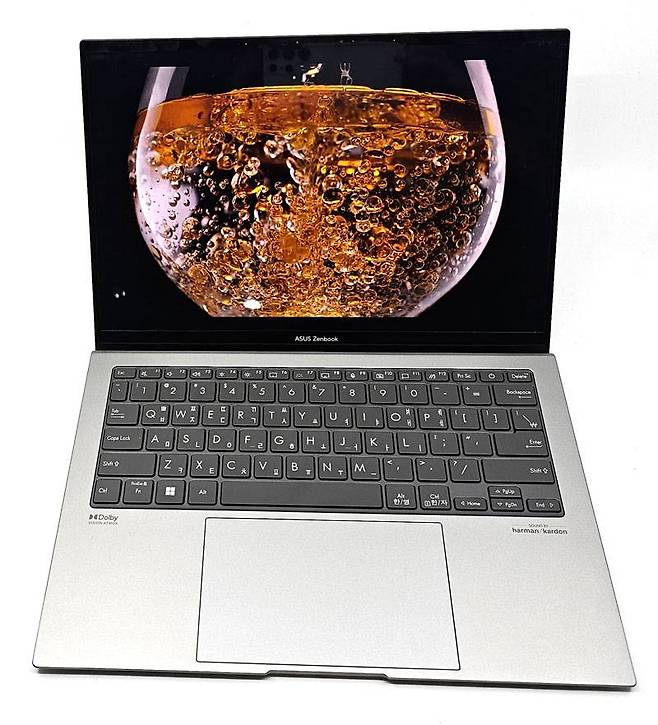 높은 명암비, 또렷한 색감의 13.3인치의 2.8K급 OLED 화면을 탑재했다 / 출처=IT동아