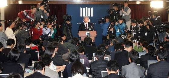 김홍일 방송통신위원장 후보자가 2007년 12월 5일 당시 서울 서초동 청사에서 BBK 관련 검찰 수사결과를 발표하고 있는 모습. 김 후보자는 당시 서울중앙지검 3차장 검사로, BBK 사건 수사를 지휘했다. 중앙포토