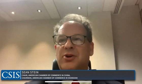 미국 싱크탱크 스탠포드중국경제제도센터(SCCEI)와 전략국제문제연구소(CSIS)가 공동 주최한 ‘빅데이터 중국 제2회 정기 콘퍼런스’에서 기조 발제를 맡은 션 스타인(Sean Stein) 상하이 미국상공회의소 회장이 화상으로 발표하고 있다. CSIS 유튜브 영상 캡처