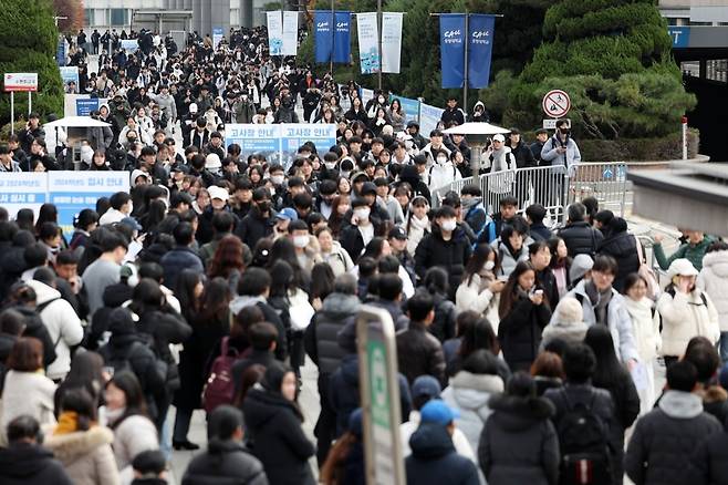 서울 동작구 중앙대학교에서 열린 논술고사에 응시한 수험생들이 시험을 마친 뒤 고사장을 나서고 있다. 사진=뉴스1