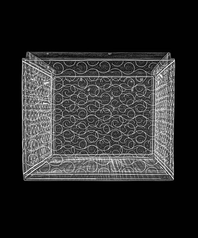‘나전 국화넝쿨무늬 상자’의 측면 X선 사진. 국립고궁박물관 제공
