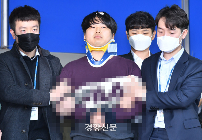 여성을 협박해 성 착취 불법 촬영물을 제작하고 유포한 텔레그램 ‘박사방’ 운영자 조주빈이 2020년 3월25일 오전 얼굴이 공개된 채 검찰 송치를 위해 서울 종로경찰서를 나서고 있다. 경향신문 자료사진