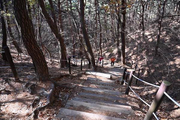 깔딱고개로 오르는 가파른 침목계단.