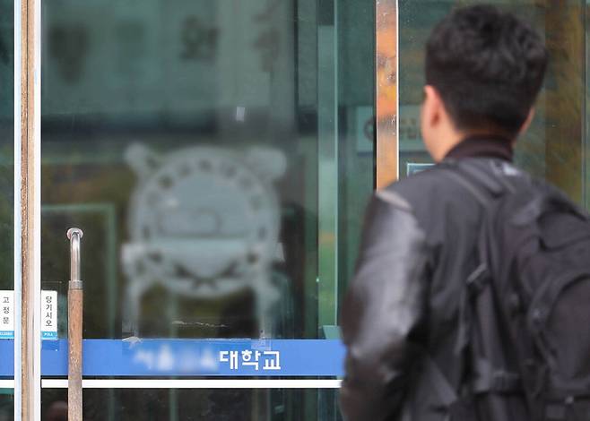 교원 운용 비효율로 한쪽에선 임용 대기 교사가 쏟아지는 반면 특수·상담·사서교사는 인력난에 시달리고 있다. 7일 한 교육대학교에서 학생이 수업을 받으러 들어가고 있다. [이충우 기자]