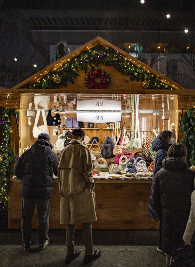 크리스마스 분위기가 물씬 풍기는 광화문광장 마켓의 판매대. 올해 광화문광장 마켓에서는 처음으로 다양한 먹거리를 파는 매장이 들어선다.