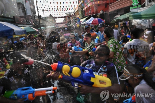 송끄란 축제 거리 물총 싸움 모습AFP 연합뉴스