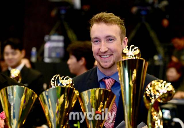 2023년 11월 27일 서울 중구 소공동 웨스틴조선호텔에서 '2023 신한은행 SOL KBO 시상식'이 열렸다. NC 페디가 트로피를 보고 기뻐하고 있다.