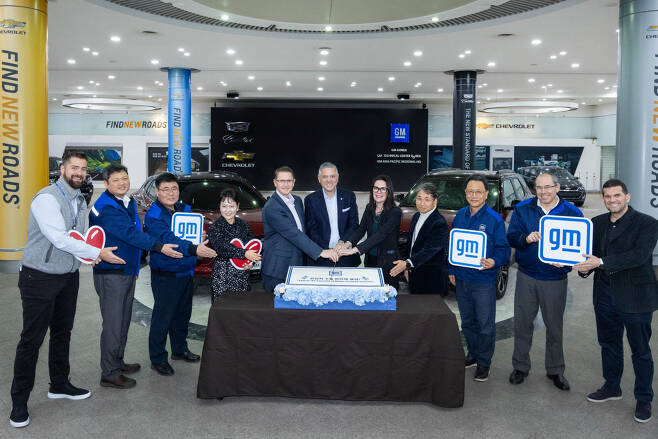 지난 6일 GM 한국사업장 부평 본사에서 헥터 비자레알(가운데) GM 한국사업장 사장등 임직원들이 누적 수출 1000만대 돌파를 축하하고 있다. [GM 한국사업장 제공]