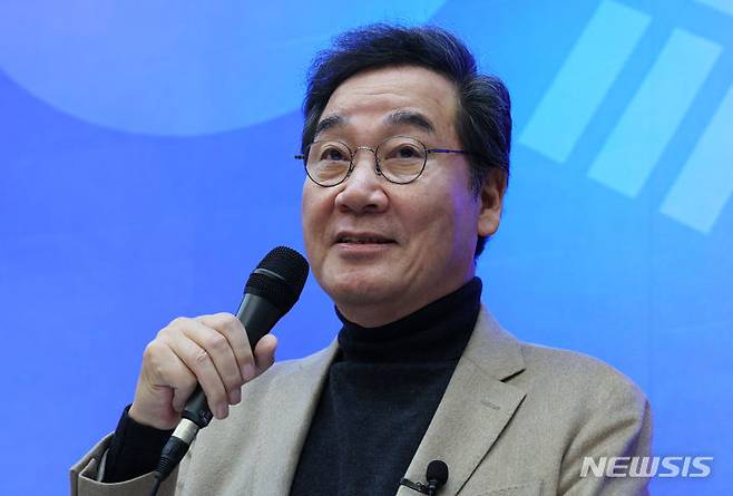 [서울=뉴시스] 최진석 기자 = 이낙연 전 국무총리가 지난 6일 서울 노원구 삼육대학교 100주년기념관 장근청홀에서 청년, 정치리더와 현대사회의 미래 바라보기 - 대한민국 생존전략을 주제로 특강하고 있다. 2023.12.06. myjs@newsis.com