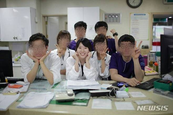 [서울=뉴시스]순천향대학교 부천병원 가정의학과 전문의인 이은애(34) 임상 조교수가 지난 6일 서울성모병원에서 뇌사 장기기증으로 심장, 폐장, 간장, 신장(좌우)을 5명에게 기증하고 세상을 떠났다. 사진은 전공의 시절 고인의 모습. (사진= 서울성모병원 제공) 2023.12.07. photo@newsis.com.