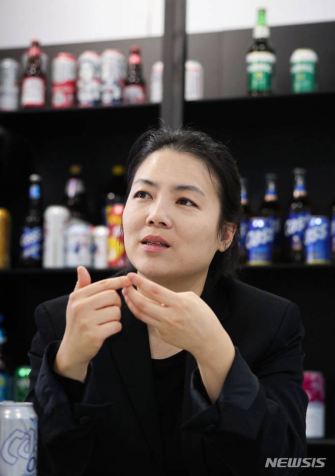 [서울=뉴시스] 권창회 기자 = 서혜연 오비맥주 마케팅 부사장이 지난 6일 서울 강남구 오비맥주 본사에서 뉴시스와 인터뷰하고 있다. 2023.12.06. kch0523@newsis.com