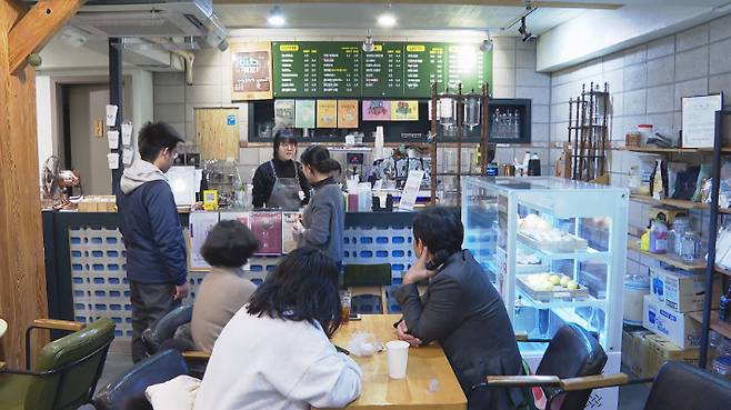 바리스타 자격증을 딴 청소년들은 '동네카페'를 직접 운영해 보는 경험도 쌓아가고 있다.