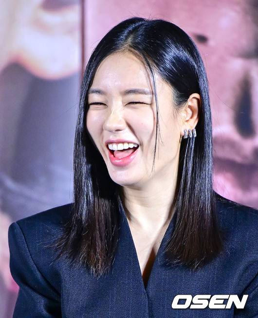 [OSEN=지형준 기자] 7일 오전 서울 광진구 자양동 롯데시네마 건대입구에서 영화 '시민덕희' 제작보고회가 열렸다.'시민덕희'는 보이스피싱을 당한 평범한 시민 덕희에게 사기 친 조직원 재민의 구조 요청이 오면서 벌어지는 통쾌한 추적극.&nbsp;배우 안은진이 간담회를 하고 있다. 2023.12.07 / jpnews.osen.co.kr