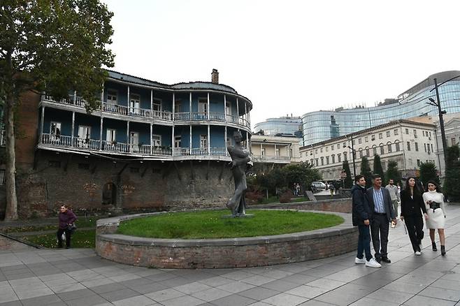 목조 베란다 가옥.