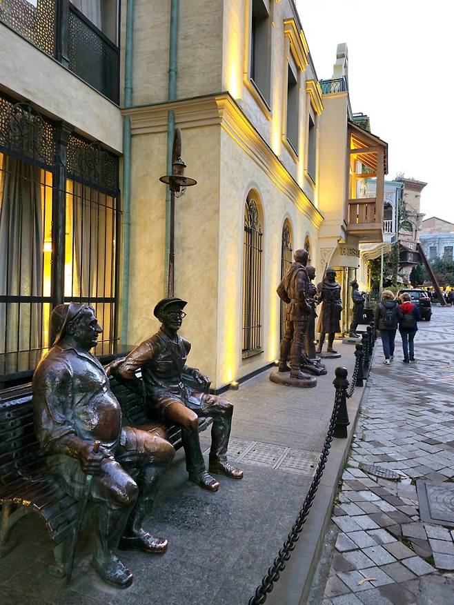 시계탑 골목 조각상.