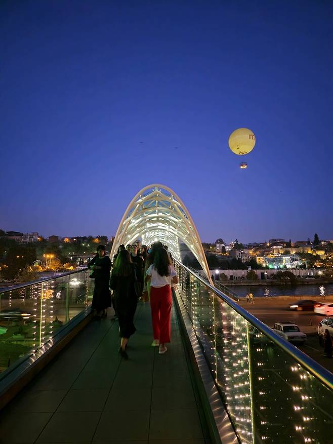 평화의 다리 야경.