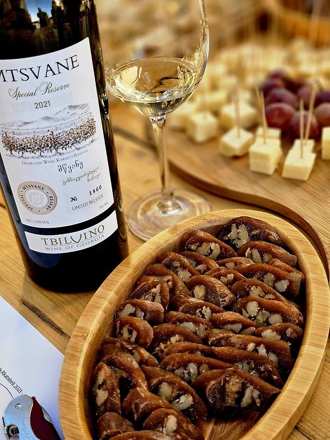 트빌비노 므츠바네 화이트 와인과 즐기는 추르츠첼라.