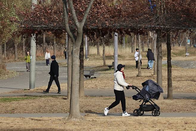 절기상 대설(大雪)이지만 대체로 포근한 날씨를 보인 7일 오후 서울 서초구 반포한강공원에서 시민들이 나들이를 즐기고 있다. 뉴스1