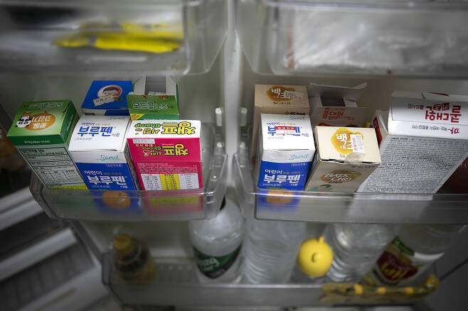가족돌봄 아동이 관리하는 부엌 냉장고의 약병들. ⓒ시사IN 이명익