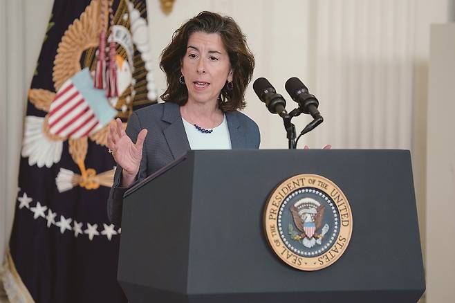 지나 러몬도 미 상무부 장관이 중국을 '최대 위협'으로 간주했다.[사진=뉴시스]