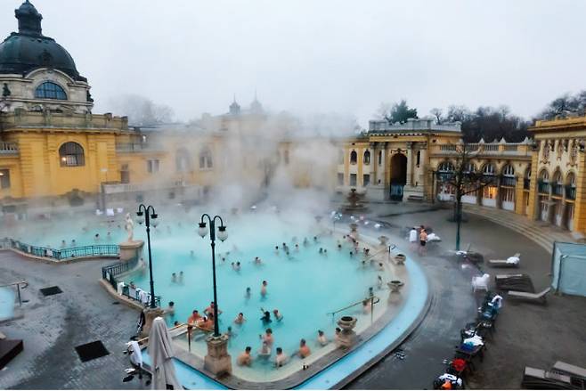 네오 바로크 양식으로 지은 건물 외부가 이색적인 세체니 온천. [GettyImages]