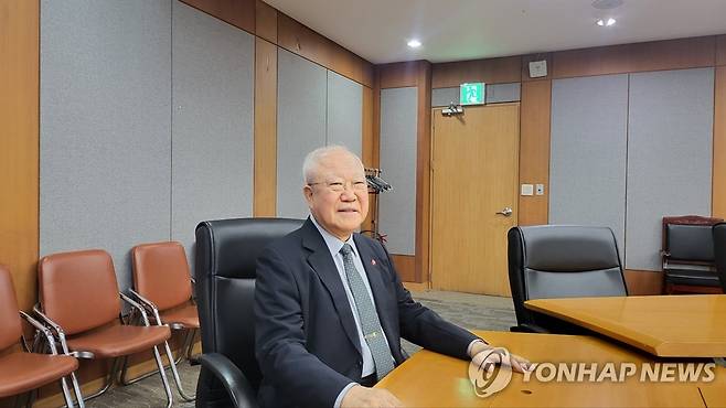 연합뉴스와 인터뷰 중인 박재갑 [본인 제공]