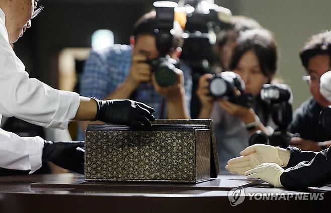 나전국화넝쿨무늬상자 공개 지난 9월 언론 공개회 모습 [연합뉴스 자료사진]