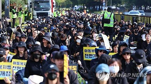 다시 외치는 공교육 정상화의 목소리     (서울=연합뉴스) 김도훈 기자 = 14일 오후 서울 여의도 국회 앞이 공교육정상화 입법촉구 집회에 참가한 교사들로 가득하다.
    지난달 21일 '교권 보호 4법' 통과 이후 일시 중단했던 재개된 이번 토요 집회에는 주최 측 추산 3만명이 참가해 '교권 보호 4법만으로는 무분별한 아동학대 신고를 막을 수 없다'며 아동복지법 등 후속 입법 통과를 촉구했다. 2023.10.14
    superdoo82@yna.co.kr