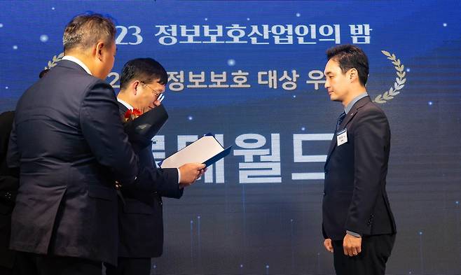 롯데월드, 레저업계 최초로 정보보호 대상 우수상 받아 [롯데월드 제공, 재판매 및 DB 금지]