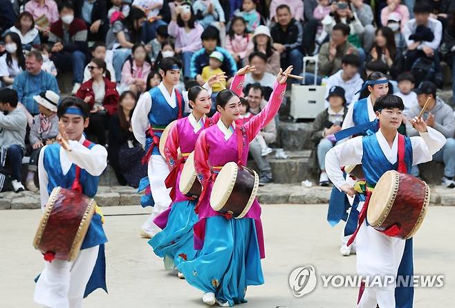 신명 나는 전통 공연 [연합뉴스 자료사진]