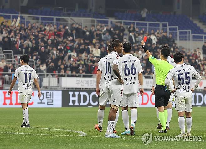 이승우 퇴장 (부산=연합뉴스) 박성제 기자 = 6일 부산 아시아드주경기장에서 열린 프로축구 승강 플레이오프 1차전 부산 아이파크와 수원FC 경기. 수원 이승우가 레드카드를 받고 있다. 2023.12.6 psj19@yna.co.kr