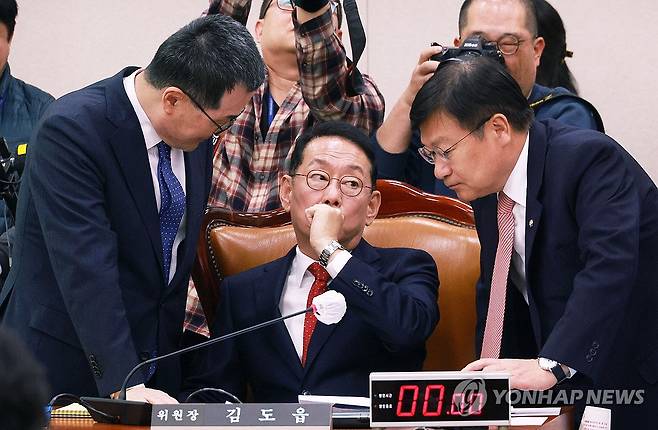 이야기 나누는 위원장과 여야 간사 (서울=연합뉴스) 한종찬 기자 = 김도읍 국회 법제사법위원장(가운데), 국민의힘 정점식 간사(오른쪽)와 더불어민주당 소병철 간사가 7일 오후 국회에서 열린 법제사법위원회 전체회의에서 이야기를 나누고 있다. 2023.12.7 saba@yna.co.kr