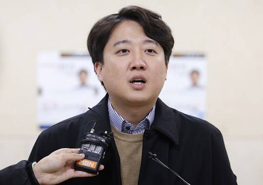 이준석 전 국민의힘 대표가 6일 오후 서울 노원구 광운대학교에서 강연에 앞서 취재진 질의에 답변하고 있다. (사진출처 : 뉴스1)