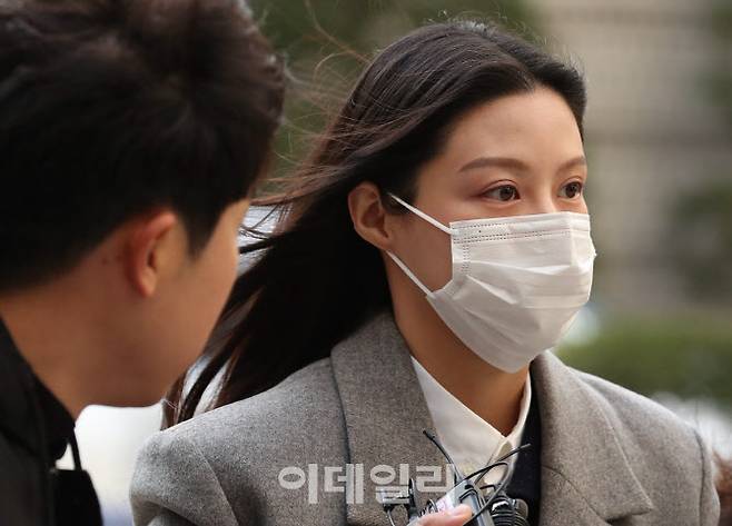 [이데일리 노진환 기자] 조국 전 법무부 장관의 딸 조민 씨가 8일 오후 서울 서초구 서울중앙지방법원에서 열린 입시비리 혐의 첫 재판에 출석하고 있다. 서울중앙지법 형사16단독 이경선 판사는 이날 오후 3시 허위작성공문서행사, 업무방해, 위계공무집행방해 혐의로 불구속 기소된 조씨의 첫 공판을 연다.