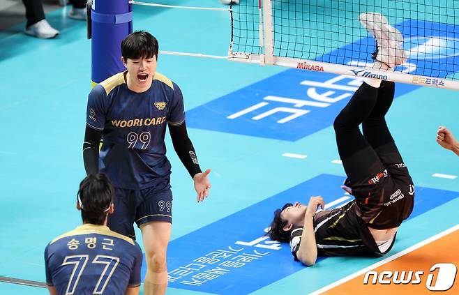 우리카드 김지한이 26일 서울 중구 장충체육관에서 열린 2023-2024 도드람 V리그 남자부 우리카드와 OK금융그룹의 경기에서 득점을 한 후 포효하고 있다. 2023.11.26/뉴스1 ⓒ News1 김성진 기자