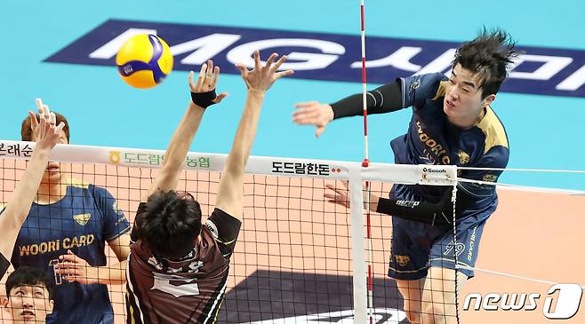 우리카드 김지한이 26일 서울 중구 장충체육관에서 열린 2023-2024 도드람 V리그 남자부 우리카드와 OK금융그룹의 경기에서 스파이크를 하고 있다. 2023.11.26/뉴스1 ⓒ News1 김성진 기자