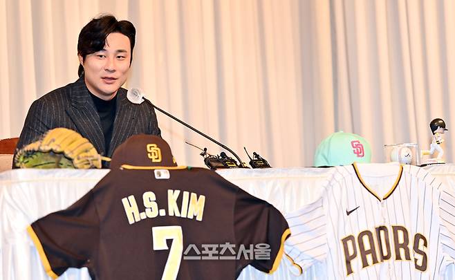 메이저리거 김하성이 20일 청담동 리베라호텔에서 기자회견을 열고 2023MLB 시즌을 마감하는 소감을 밝히며 골드글러브 수상에 대한 이야기도 함께 전했다. 2023.11.20.청담동 | 강영조기자 kanjo@sportsseoul.com