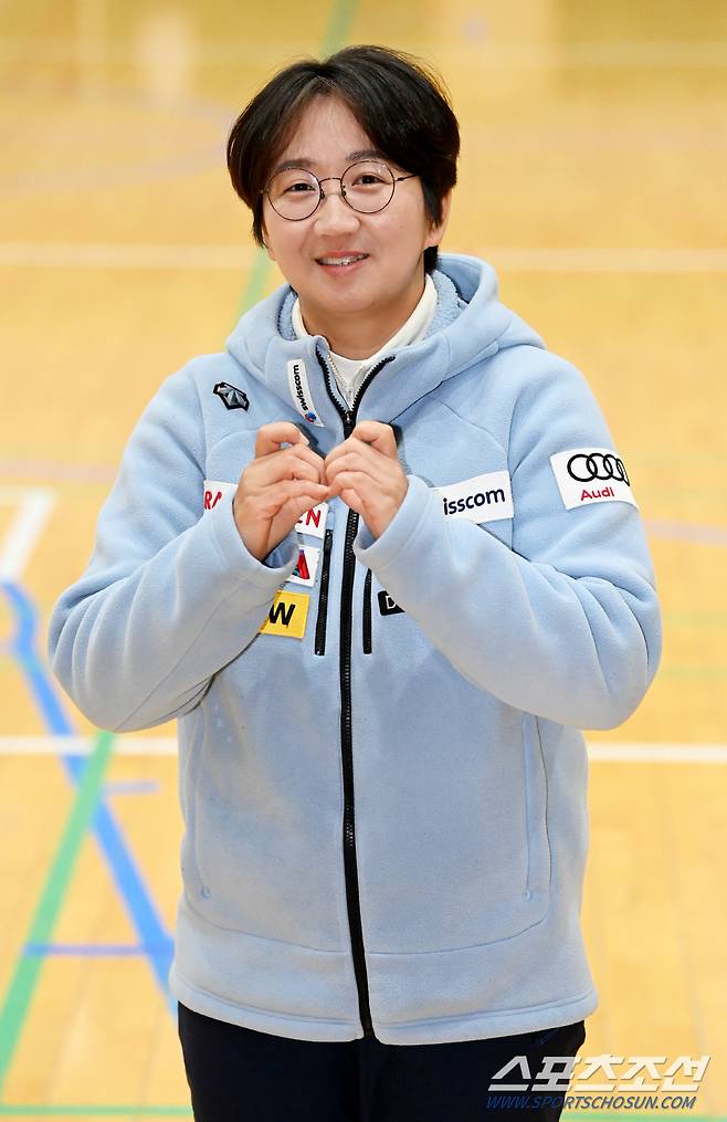 29일 서울 송파구 문정고등학교에서 이은경 교사가 배드민턴 수업을 마친 후 포즈를 취하고 있다. 허상욱 기자wook@sportschosun.com/2023.11.29/