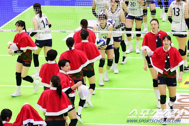 산타 유니폼을 입고 경기를 준비하는 현대건설 선수들.