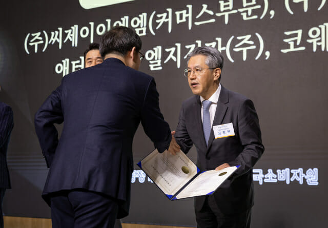 8일 오후 서울 송파구 롯데호텔월드에서 열린 '2023년 하반기 소비자중심경영(CCM) 인증서 수여식'에서 서장원 코웨이 대표(오른쪽)가 한기정 공정거래위원회 위원장(왼쪽)으로부터 CCM 인증서를 수여 받고 있다. (사진=코웨이)