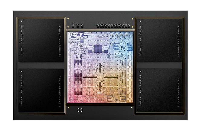 애플이 18일(현지 시각) 공개한 자체 개발 반도체 M1맥스. 전작인 M1에 비해 처리 속도가 70% 빨라졌고, 전력 소모는 경쟁 제품보다 70% 줄었다. 노트북 신제품인 맥북 프로에 탑재된다. /애플