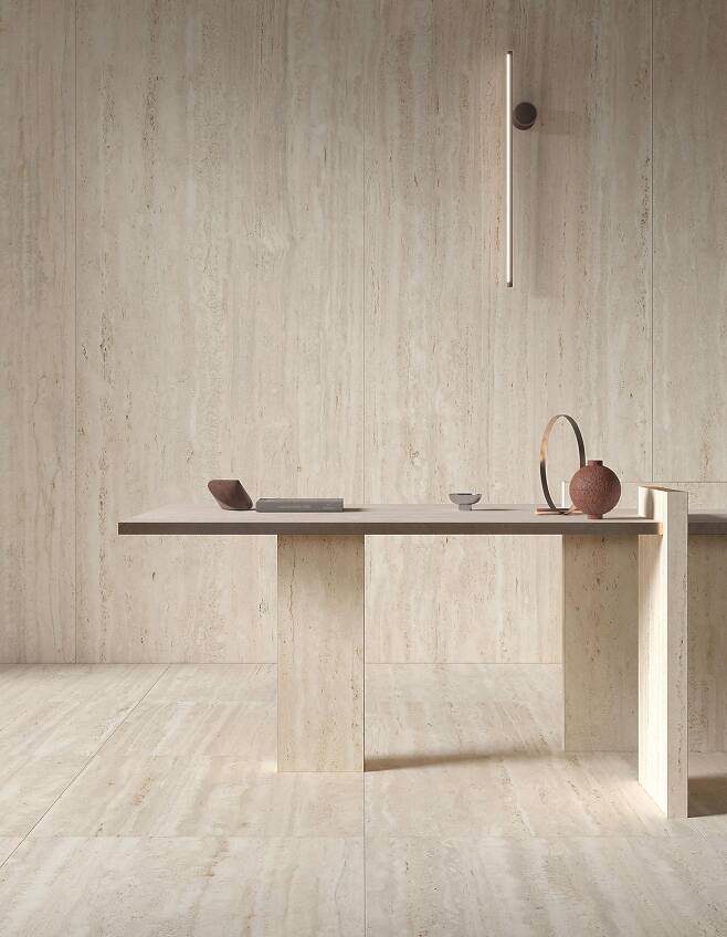 세라믹 타일로 아트 월과 바닥뿐 아니라, 테이블을 맞춤 제작하여 자신만의 개성 있는 가구로 공간을 스타일링할 수 있다. 이탈리아 미라지(Mirage) 제품. 미라지 홈페이지.