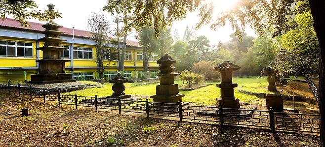 군산 발산리 유적군. 농장주 시마타니가 자기 농장에 수집해놓은 옛 석물들이다. /박종인