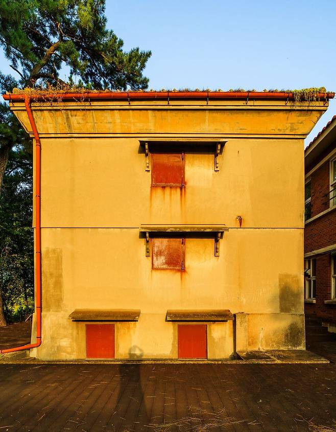 군산지역 대지주였던 시마타니 야소야의 금고 건물. 미곡 생산과 수출이 만든 거부(巨富)의 상징이다./박종인